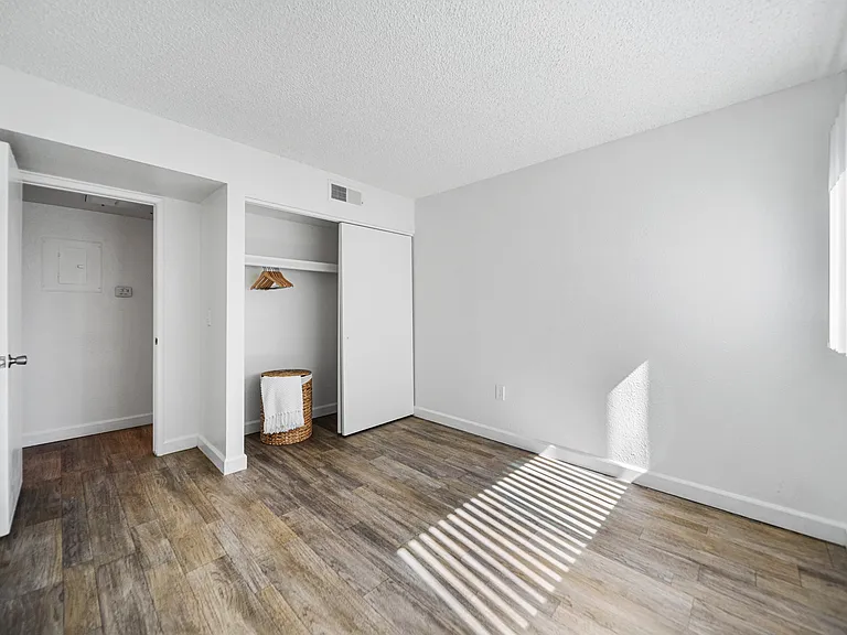 Sunflower Apartments — Photo 14