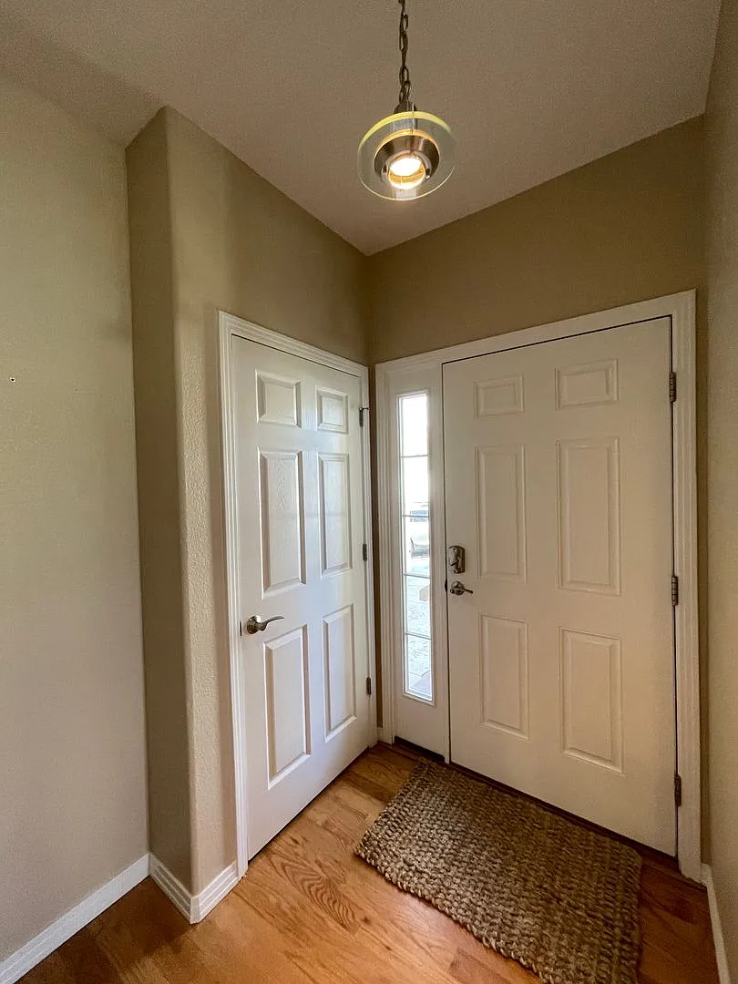 Wonderfully Updated Spacious 2 bed 3 bath Superior Townhome -- Available October 5th! — Photo 4