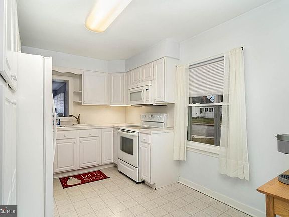 2nd image of 409 Sunset Ln