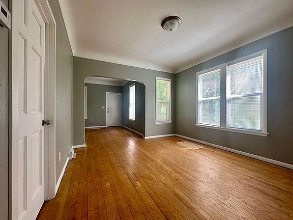 4th image of 1054 Edmund Ave W