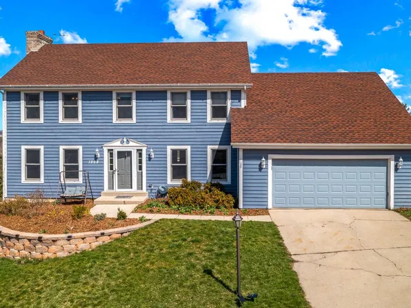 1208 Foxwood TRAIL, Waukesha, WI 53189