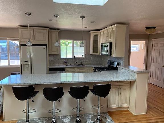 4th image of 1075 Merrimac Dr