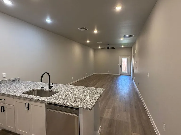520 Colorado St — Photo 4