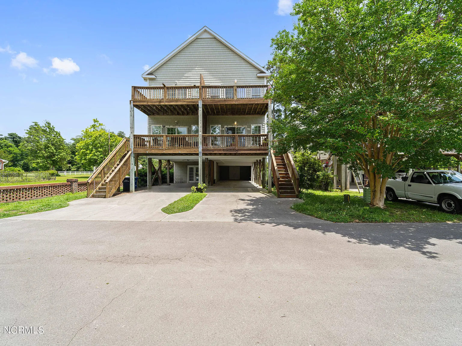 3 bed, 3.0 bath, 1957 sqft, $2,095 — Photo 1