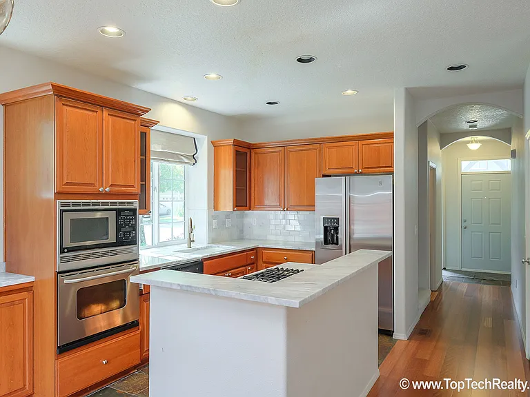504 NE Caden Ave — Photo 3