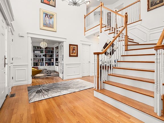 3rd image of 279 Hudson Rd