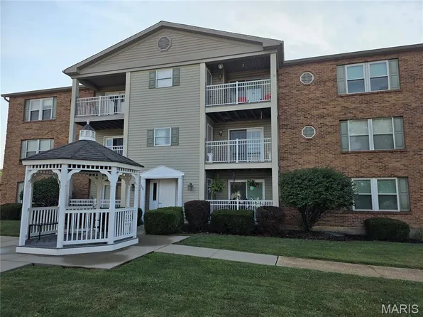 166 Samarra Estates Dr APT G, Fenton, MO 63026