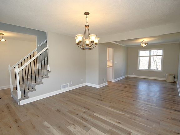 3rd image of 8929 Highland Oaks Dr