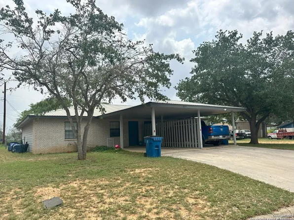 821 Nancy, Pleasanton, TX 78064