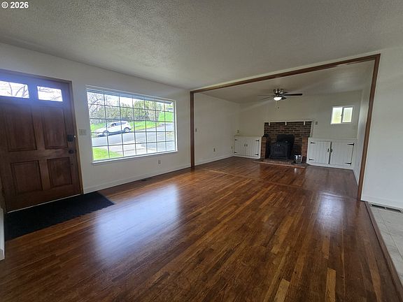 4th image of 1027 Sunflower St W