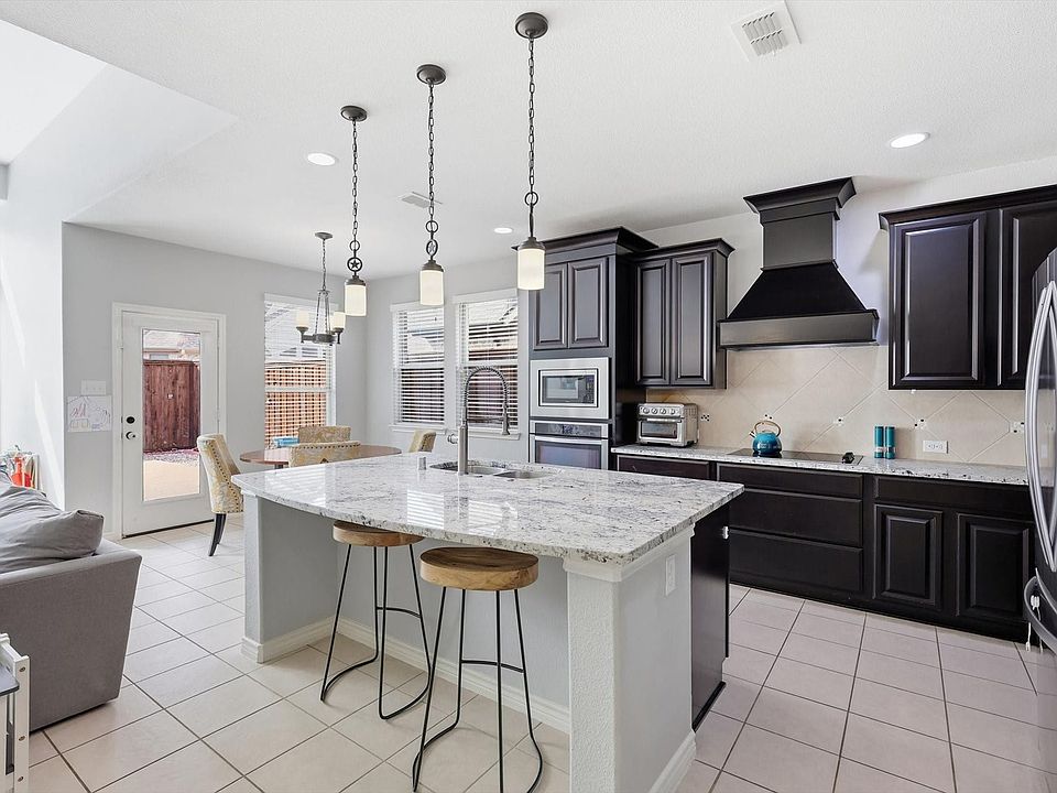 Would you like to live here? Center island Light and bright colors . Light colored granite and stainless steel appliances all combine to make this a place that you'll enjoy preparing those memorable meals.