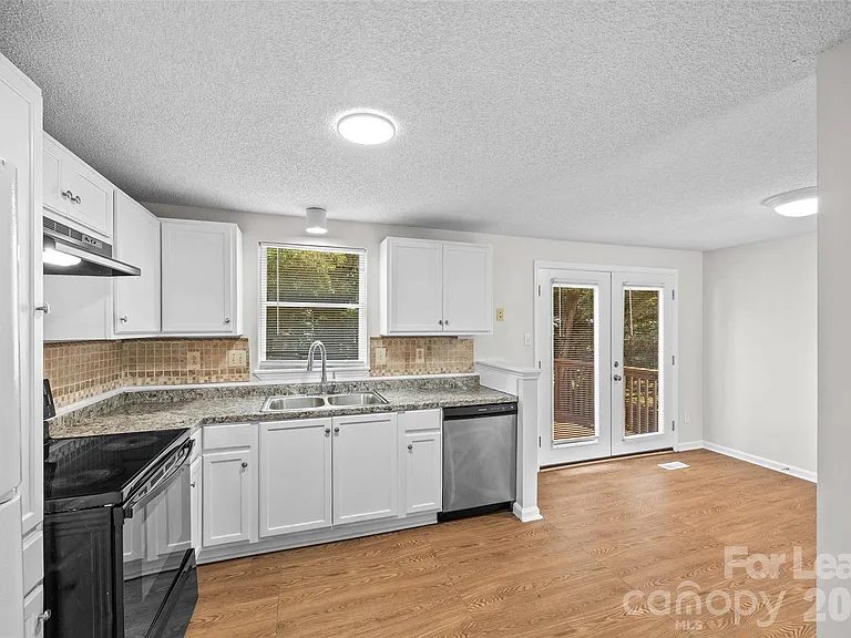 10715 Derry Dr — Photo 9