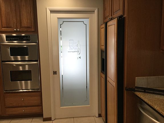 Door to pantry & laundryroom