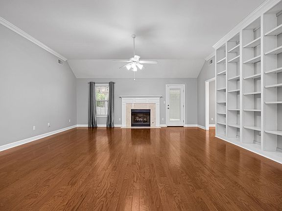 5th image of 302 Kingston Dr