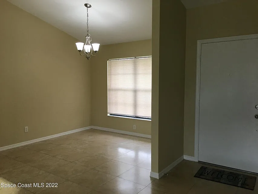 3 bed, 2090 sqft, $2,200 — Photo 3