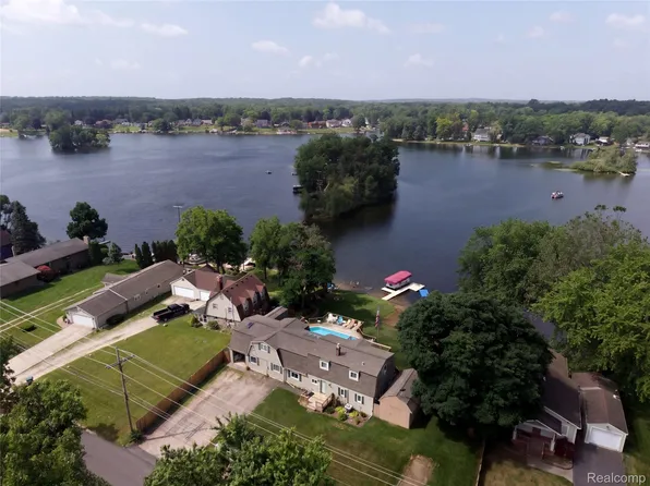 10075 Graham Dr, Clarkston, MI 48348