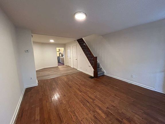 3rd image of 718 E Thayer St
