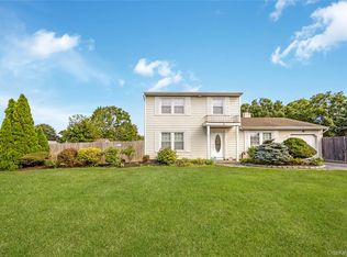 11 Shade Tree Ln, East Patchogue, NY 11772
