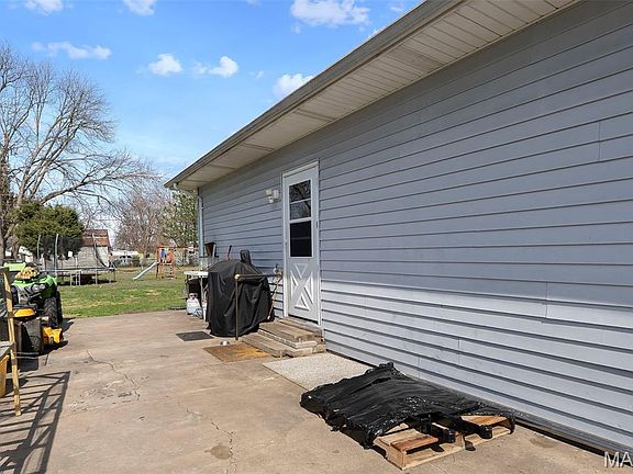 5th image of 323 Wright Ave