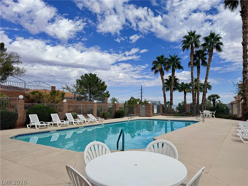 3 bed, 2.0 bath, 1348 sqft, $1,695 — Photo 2
