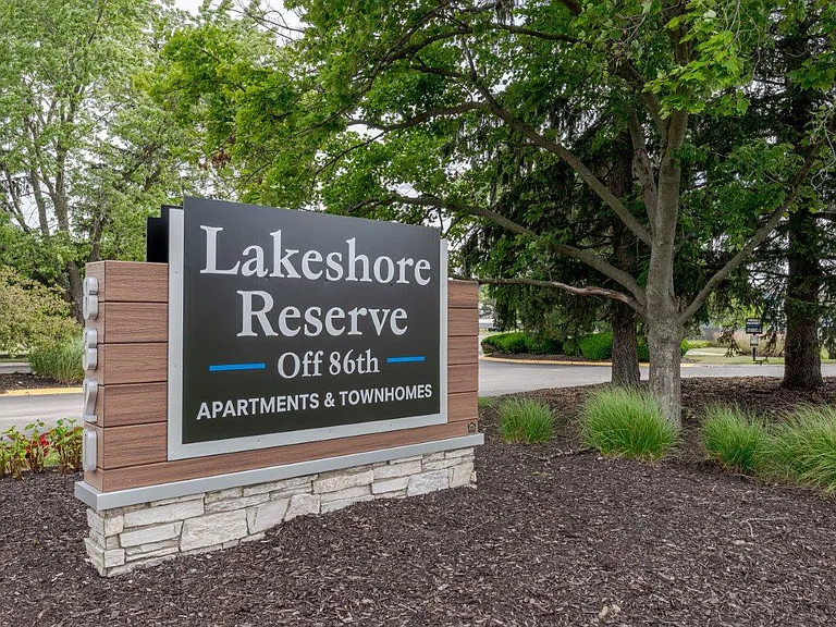 Lakeshore Reserve Off 86th Apartments and Townhomes — Photo 25