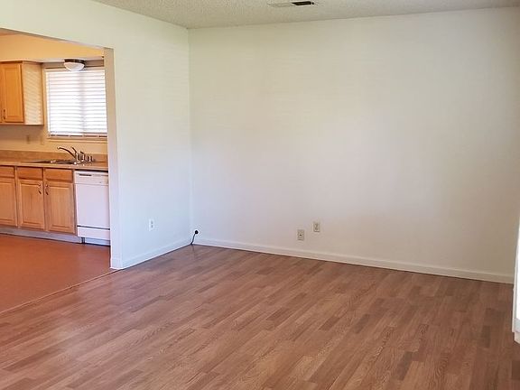5th image of 946 Orient St