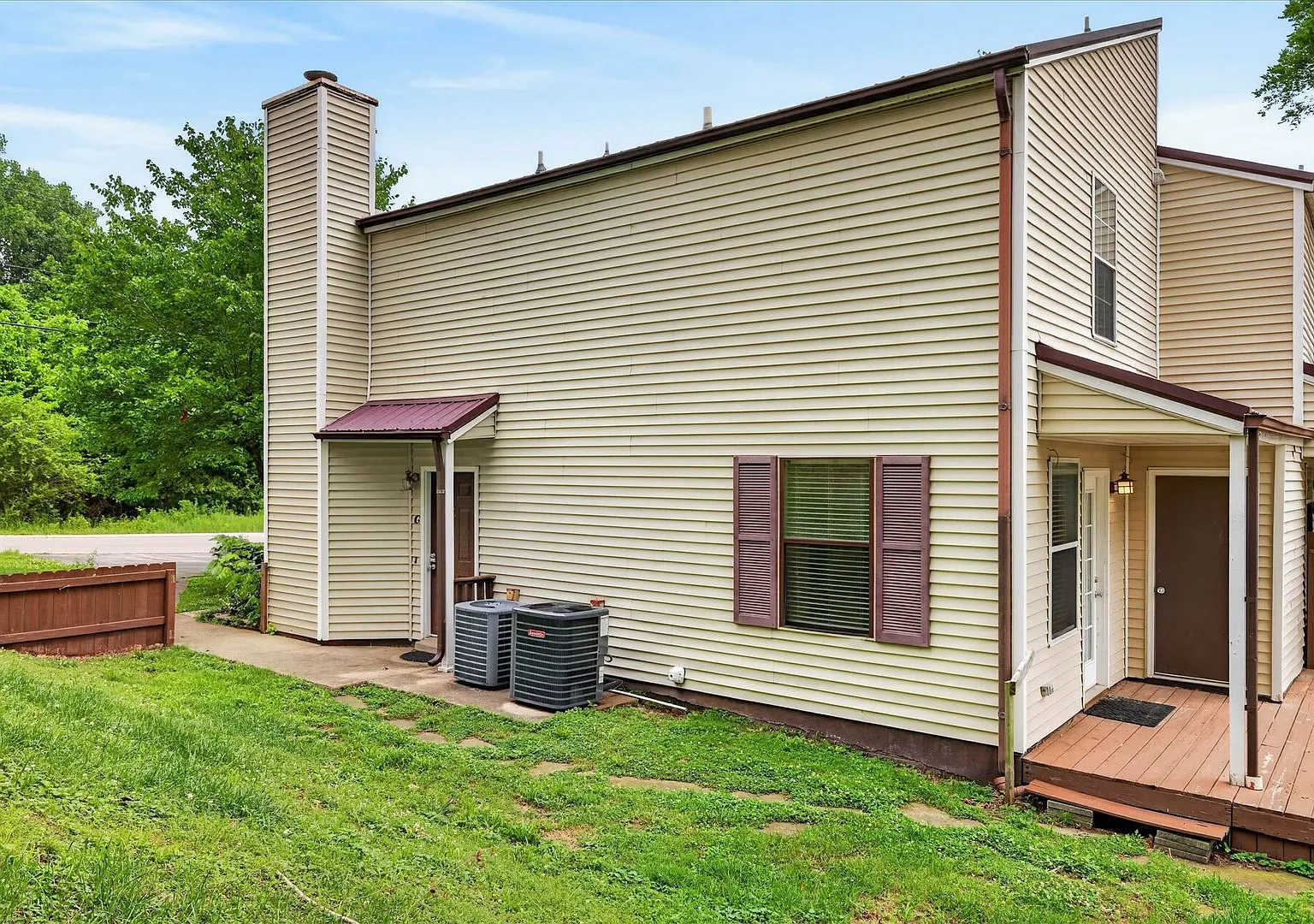 The Kingsbury Drive Townhomes For Rent! — Photo 4