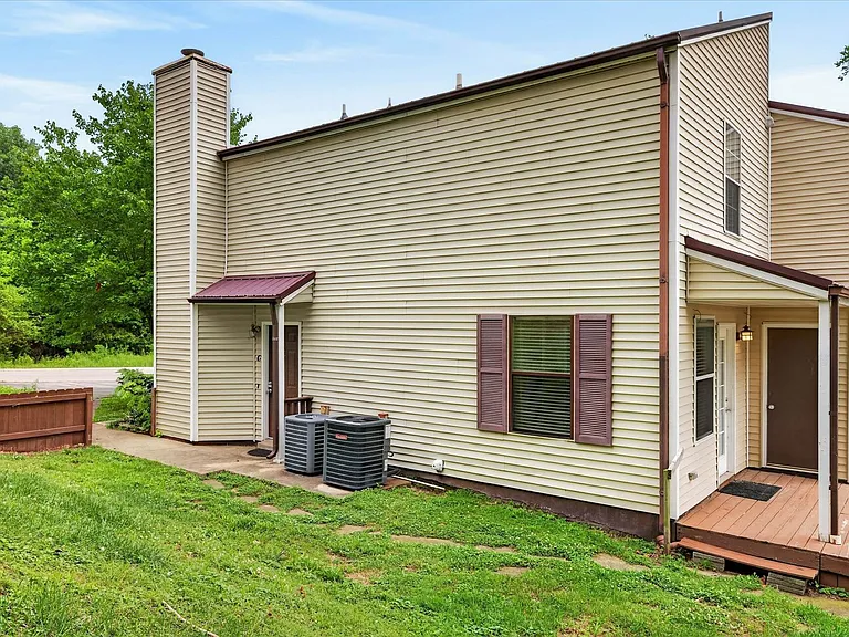 921 Kingsbury Dr #C — Photo 3