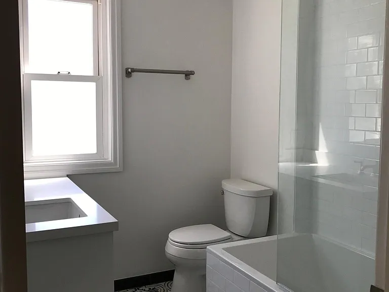 Main bathroom 1