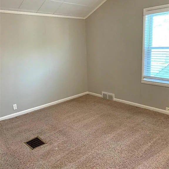 465 E Oakridge St — Photo 4