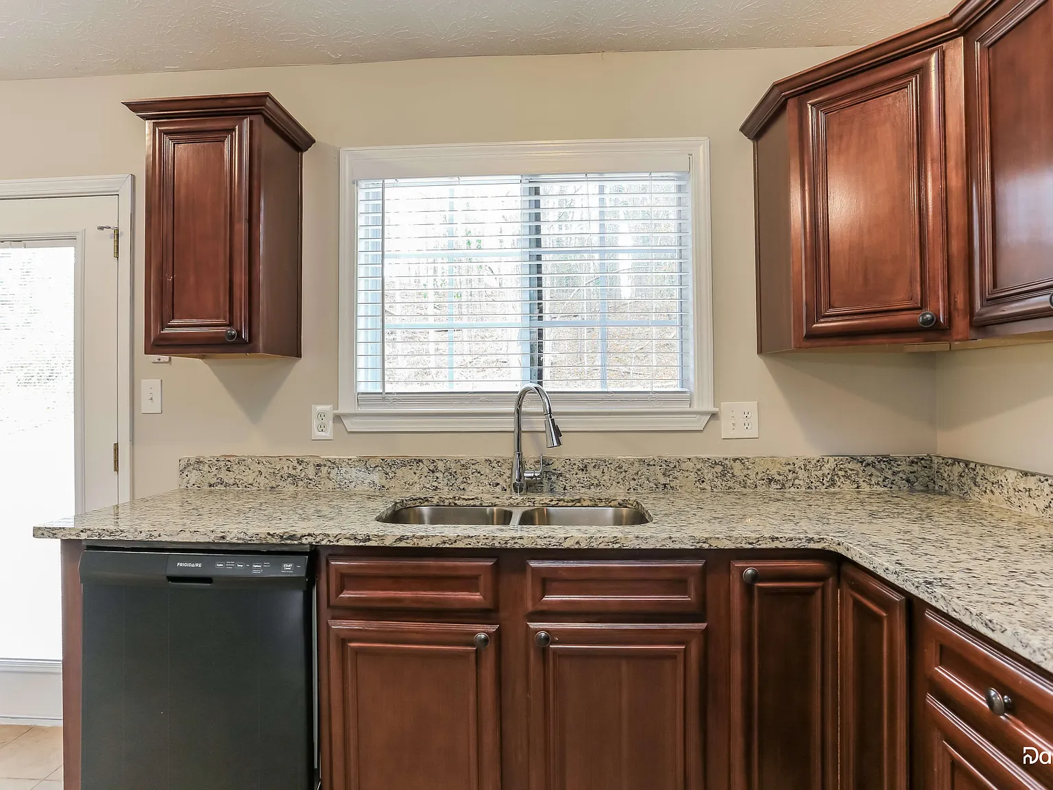 3 bed, 2.0 bath, 1344 sqft, $1,695 — Photo 3