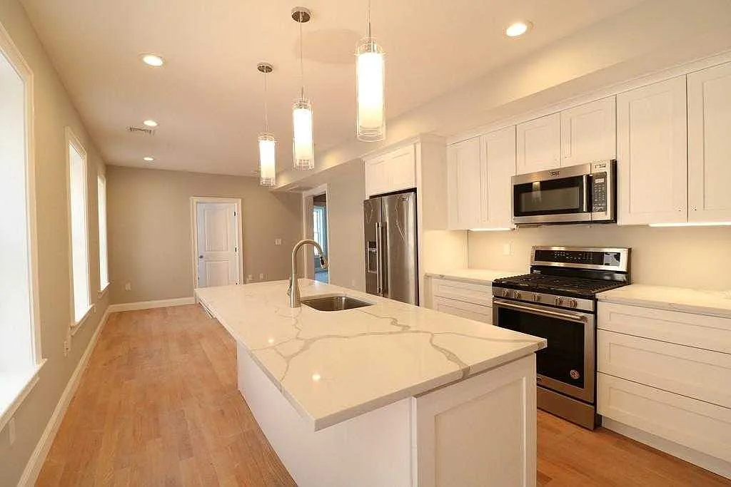 4 bed, 1.5 bath, $4,500 — Photo 2