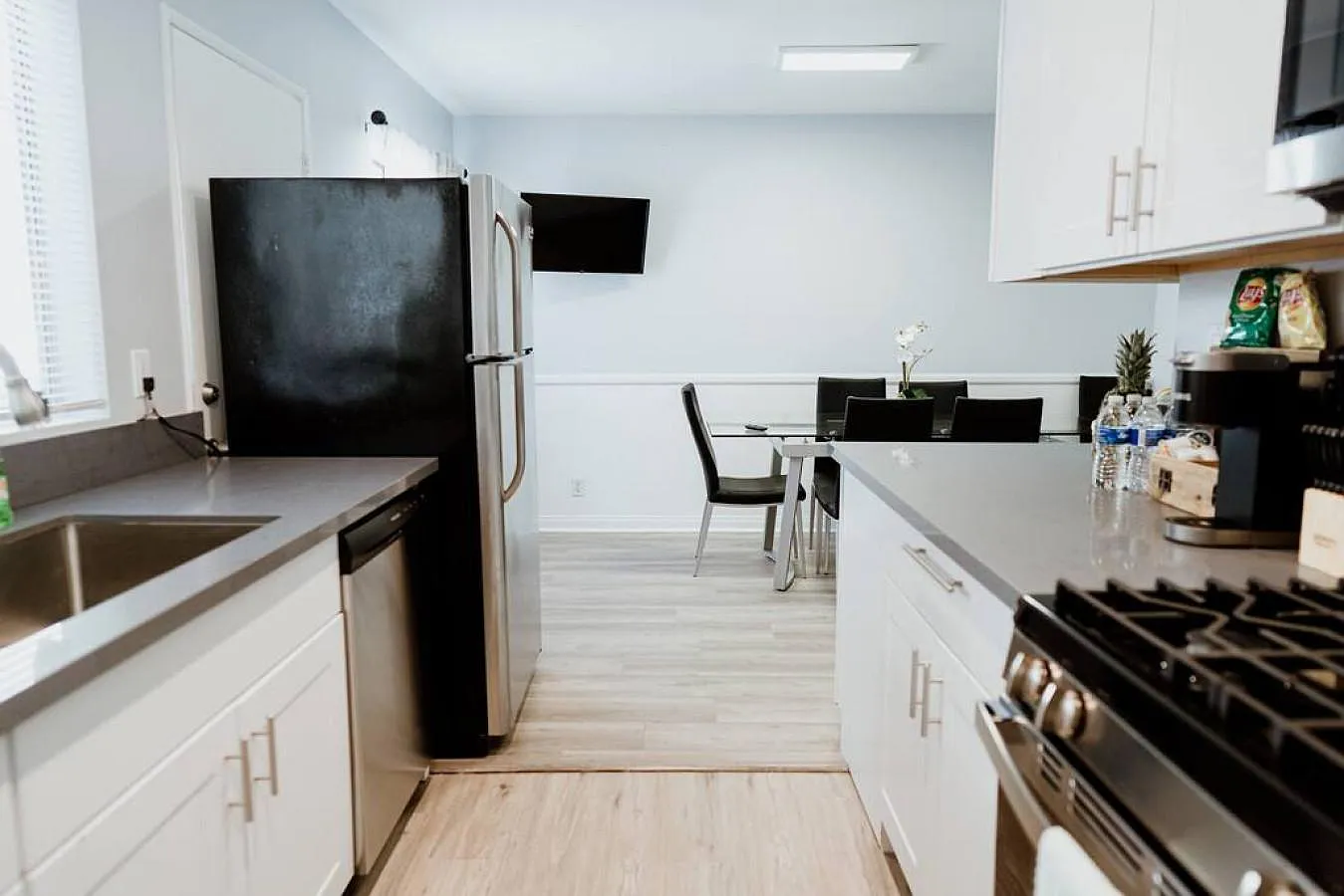 2 bed, 1.5 bath, 1400 sqft, $6,000 — Photo 4