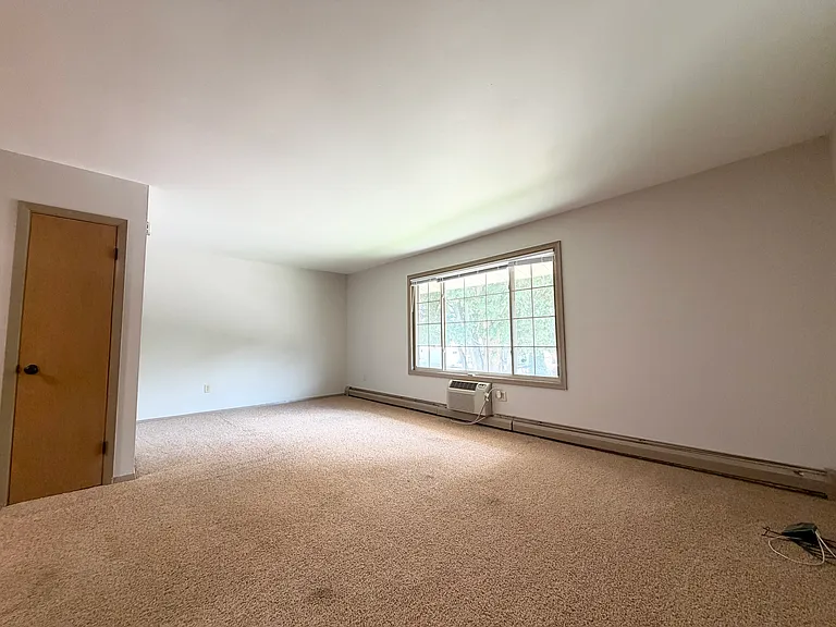 Middleton Commons — Photo 11