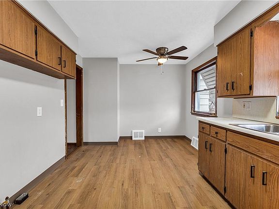 3rd image of 21770 Tracy Ave