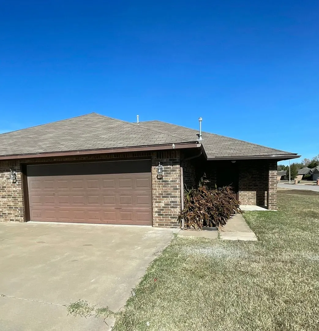 3BR 2BA Duplex with 2 Car garage — Photo 1