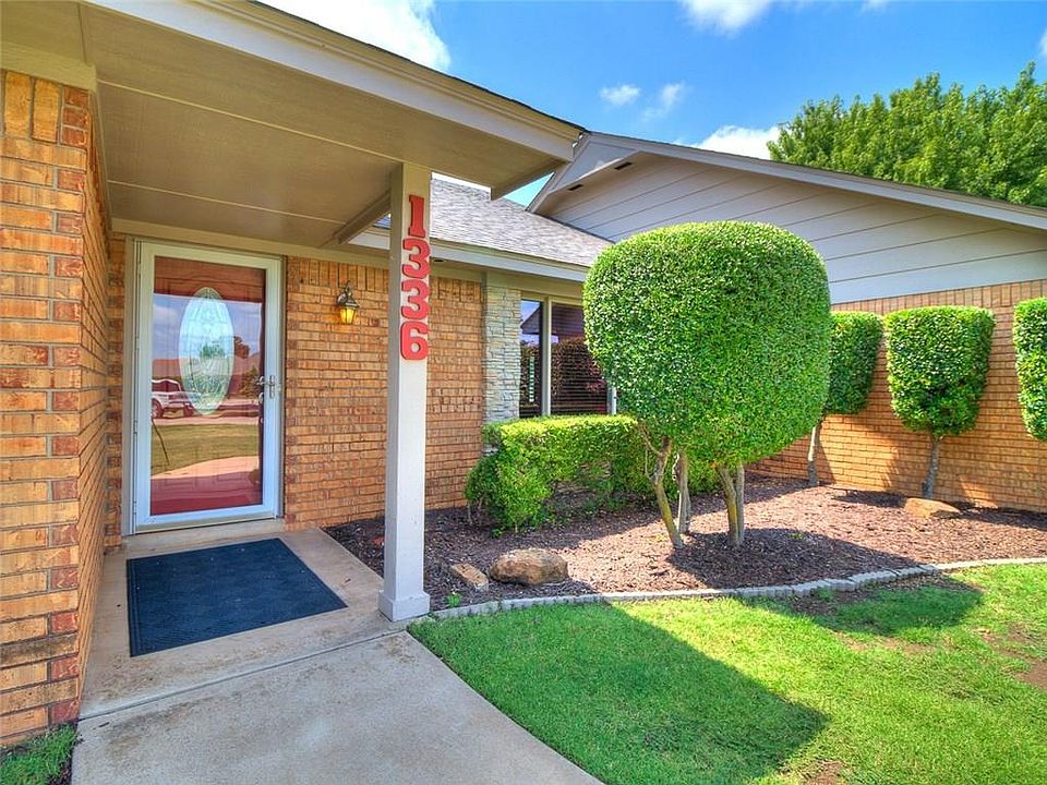 1st image of 1336 SW 105th Pl