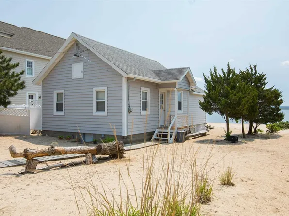 9 Locust St, Riverhead, NY 11901