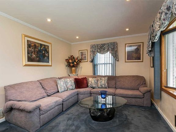 3rd image of 34 Peter St