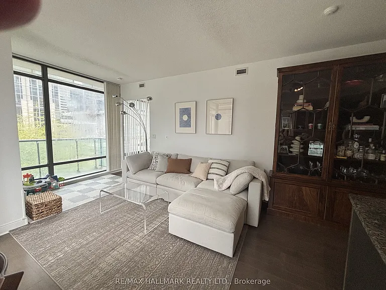 21 Scollard St #402 — Photo 2
