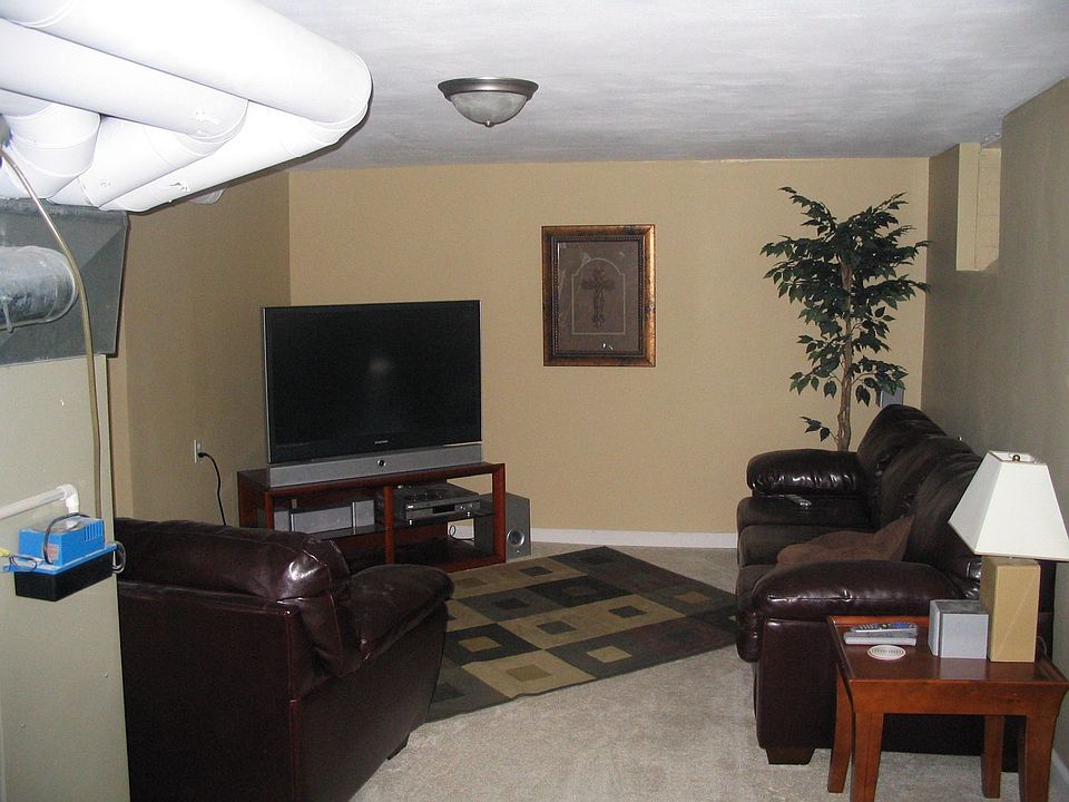 Basement w/ Full bath