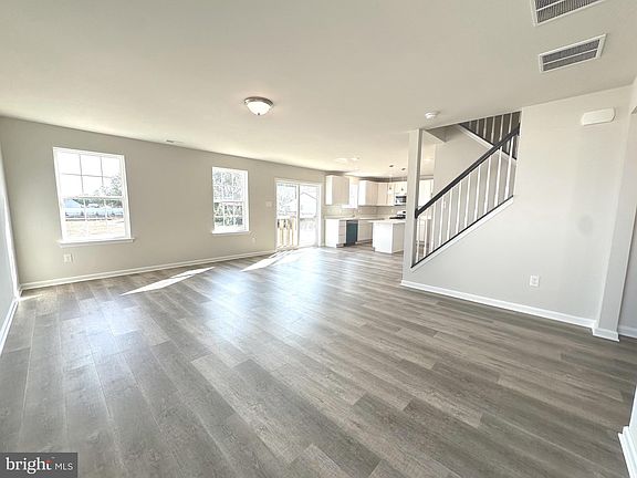 5th image of 2331 E Chestnut Ave