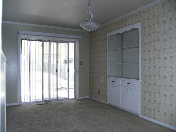 3rd image of 8409 E 109th St