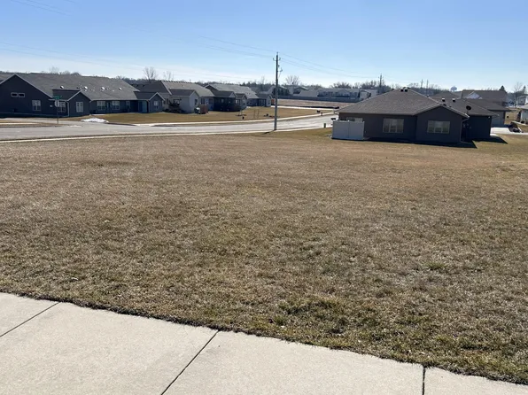 275 Hickory Ln NE, Owatonna, MN 55060