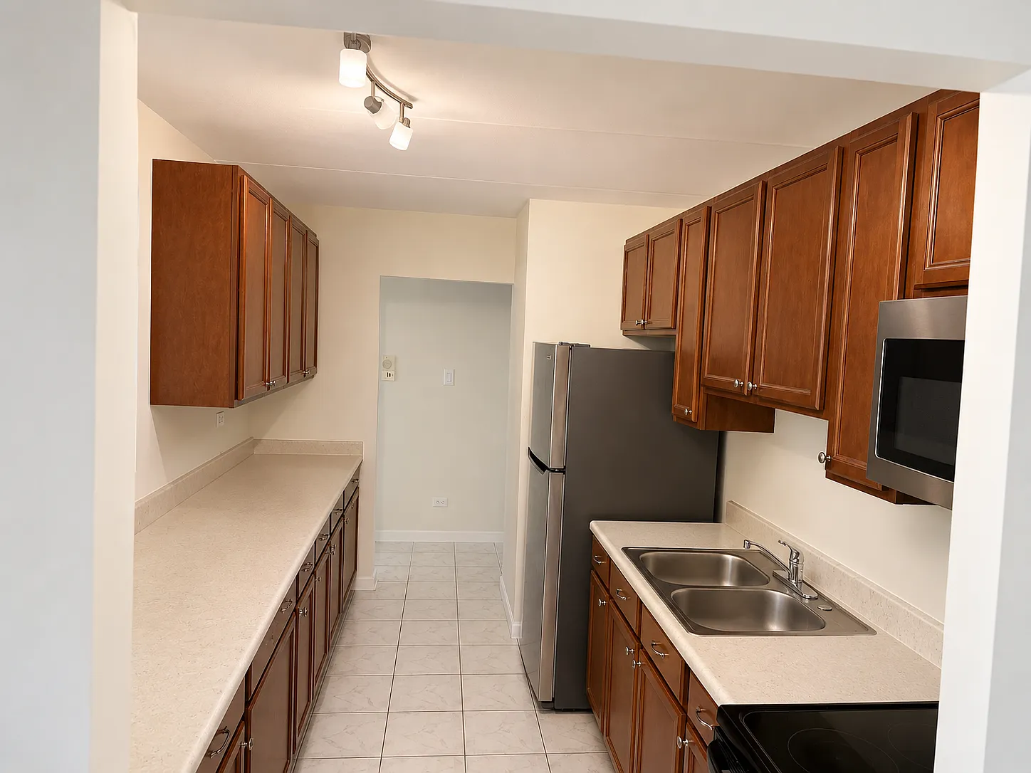 2 bed, 900 sqft, $1,600 — Photo 2