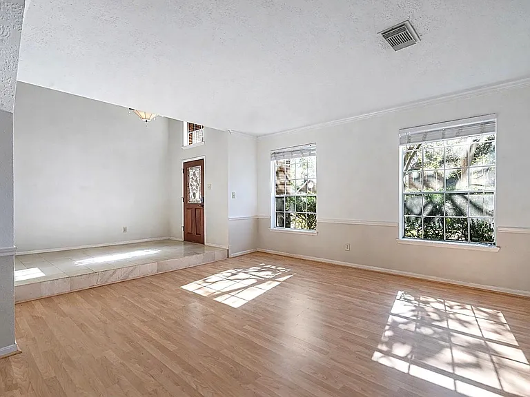 2630 Lakeway Dr — Photo 4