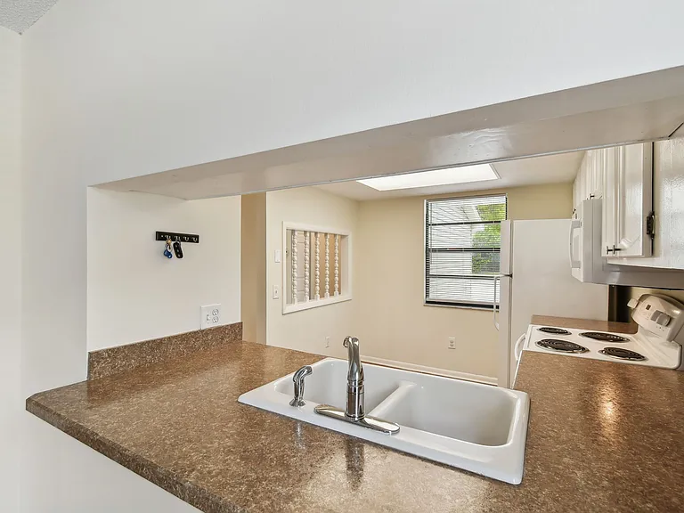 938 Willowood Ln — Photo 10