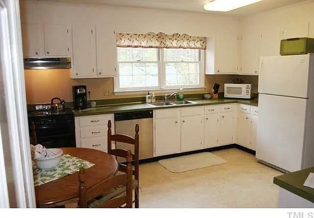 3 bed, 1888 sqft, $2,200 — Photo 3