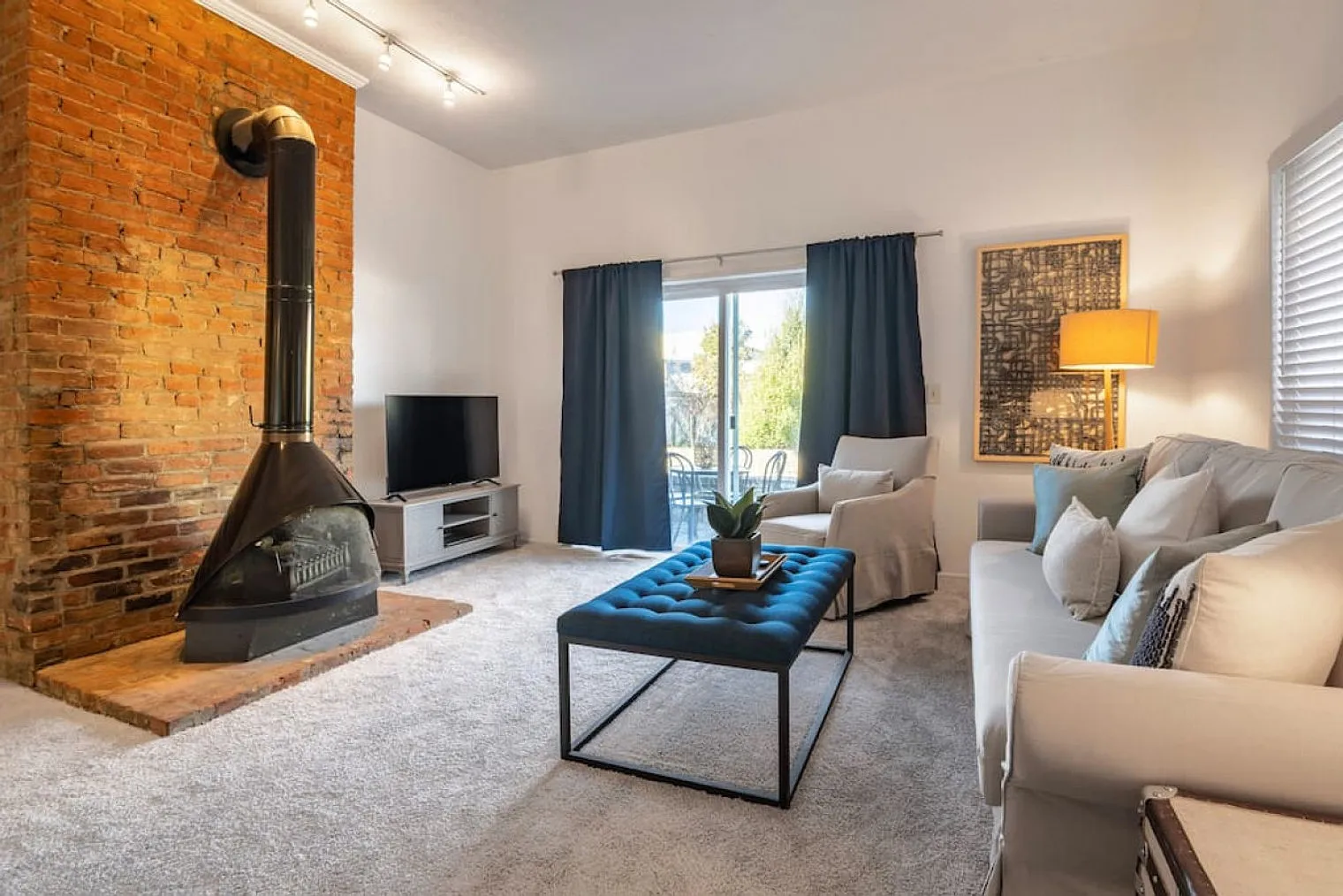 2 bed, 1.0 bath, 1184 sqft, $2,408 — Photo 1
