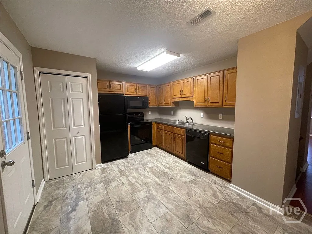 4 bed, 2.0 bath, 2048 sqft, $1,900 — Photo 3